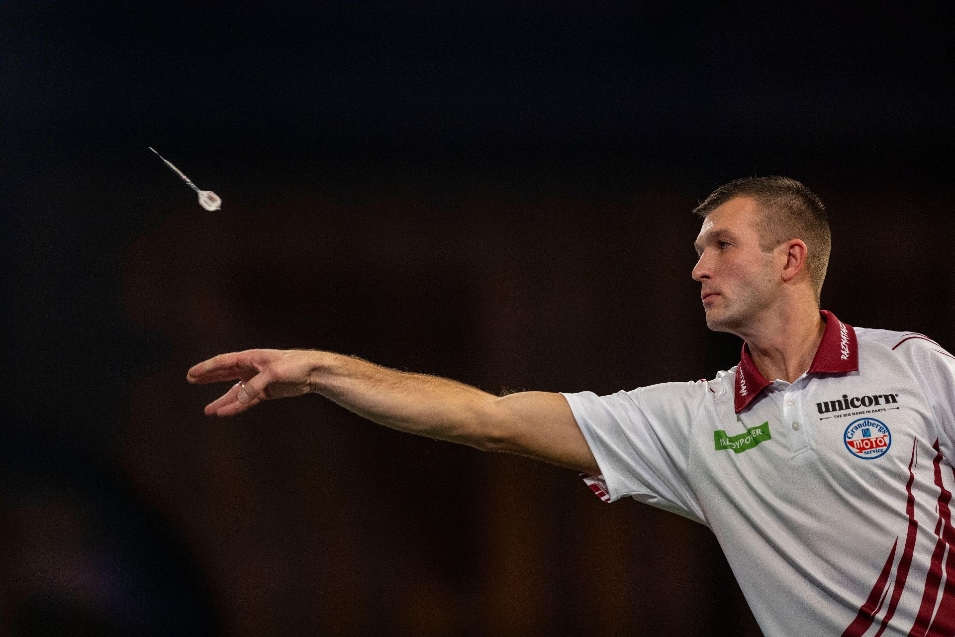 Madars Razma looks up against it versus Stephen Bunting (Alamy)